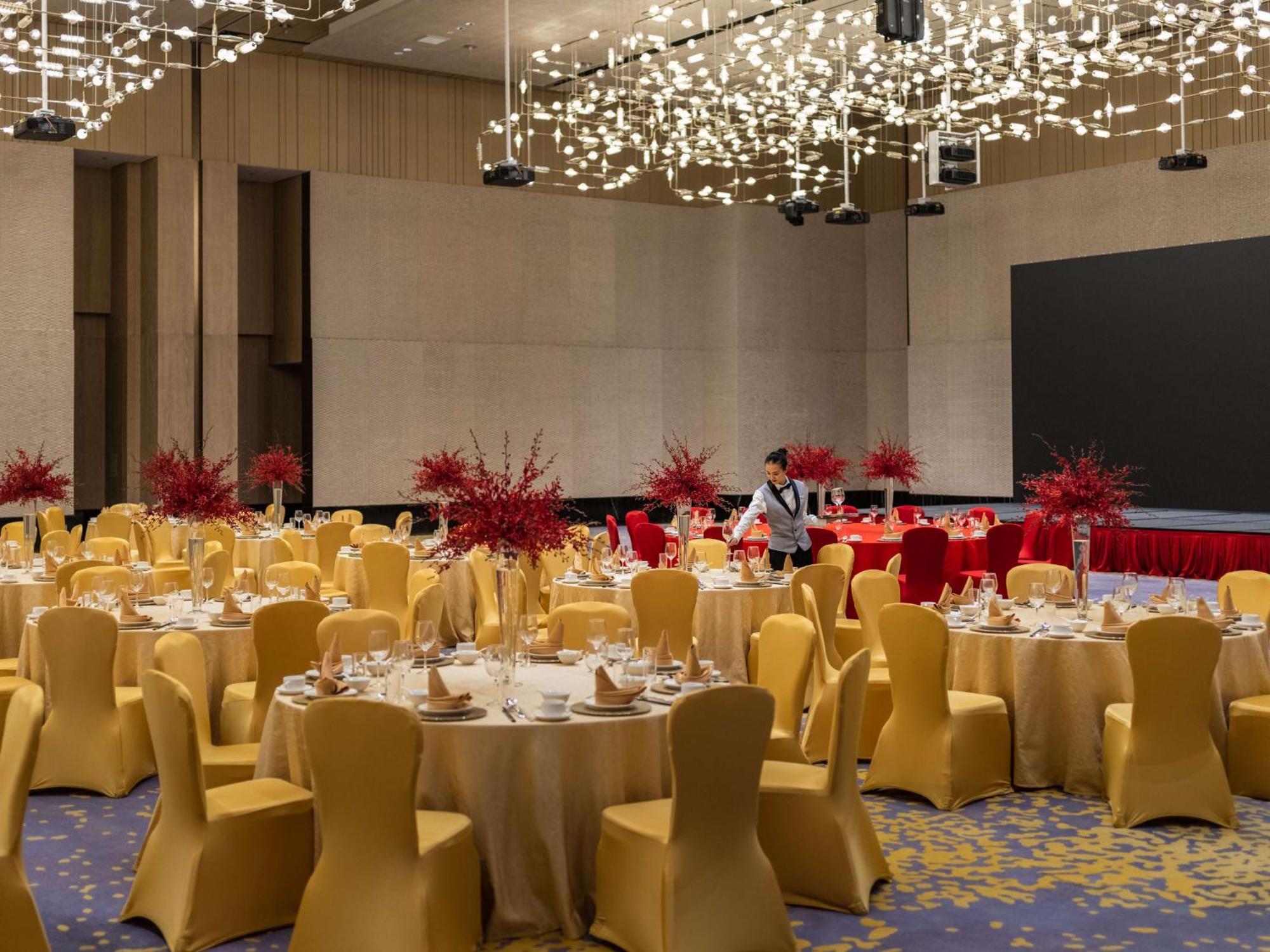 Hilton Shenzhen World Exhibition & Convention Center - Only 5 Minutes' Walk To Wecc Hotel Exterior photo